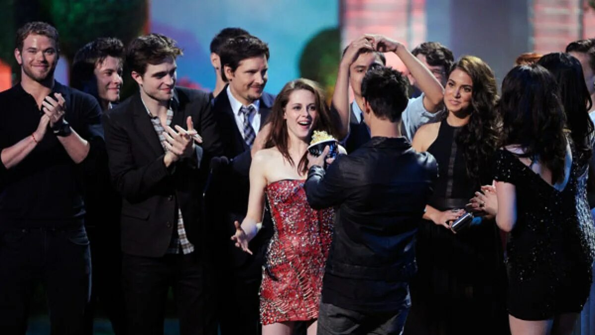 Кристен стюарт на премии. Mtv movie awards 2011. Robert pattinson mtv 2011. Mtv2011. Robert pattinson mtv 2011.