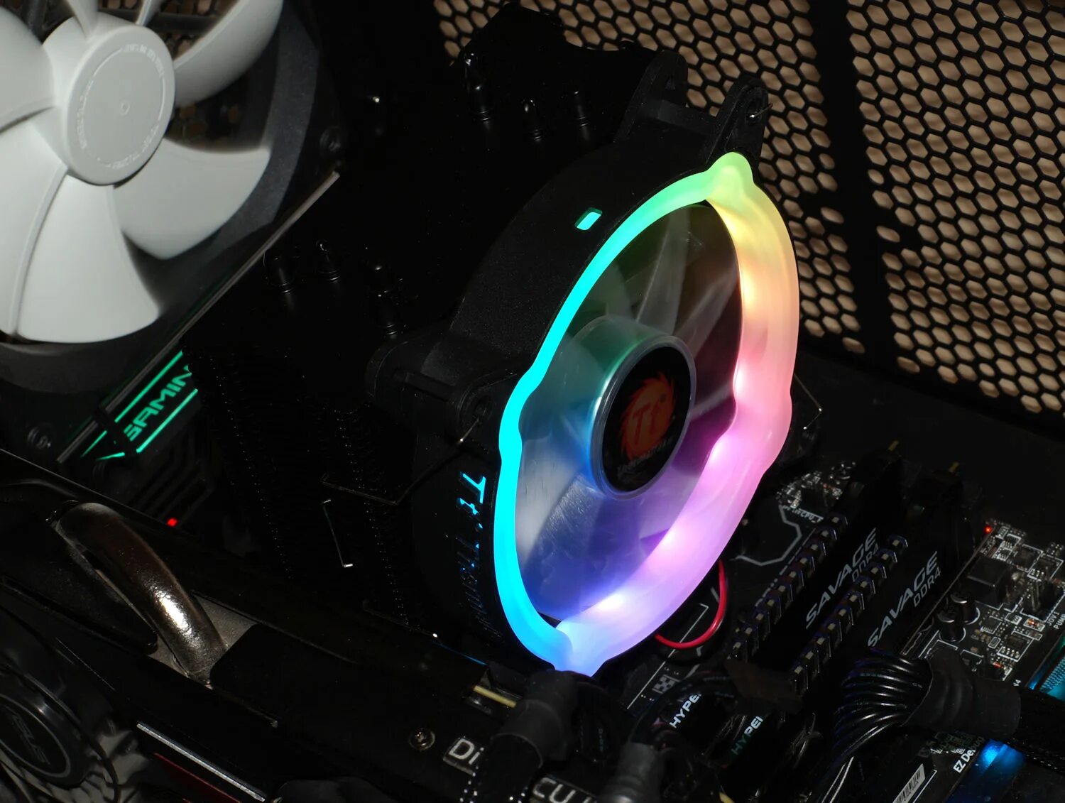 Вентилятор с rgb подсветкой. Thermaltake ux200 ARGB Lighting. ARGB кулер 200мм. Кулер Thermaltake. Thermaltake коробочка подсветка кулеры.