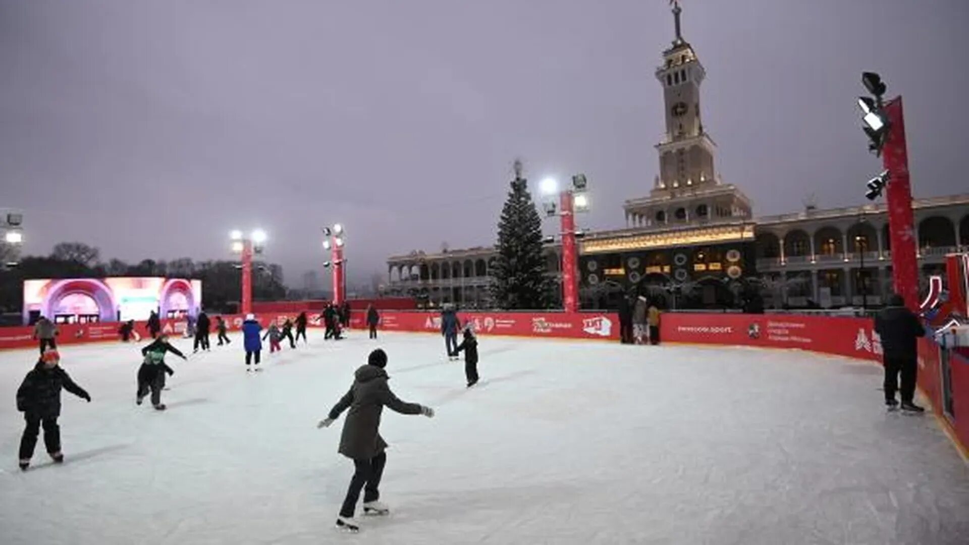 Каток бесплатный в москве с прокатом 2024. Вднх зима 2024. Парк горького москва каток. Каток лужники москва. Сапсан каток вднх.
