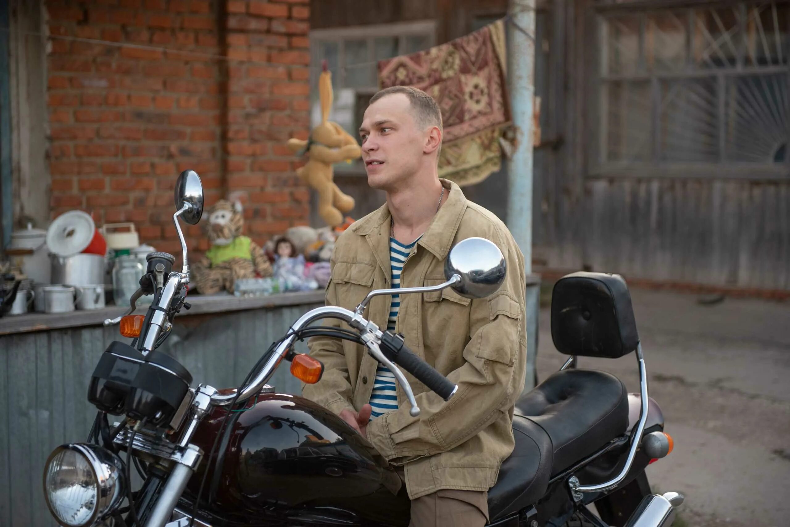В каком городе снимали мир дружба. Мир дружба жвачка сериал юрий борисов. мир дружба жвачка сериал алик. юра борисов мир дружба жвачка 2. юра борисов сериал про 90.