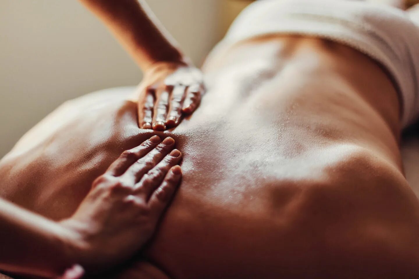 Massage 6. Мужские руки массажиста. Массаж спины мужчине. Массаж картинки. Красивый массаж тела.