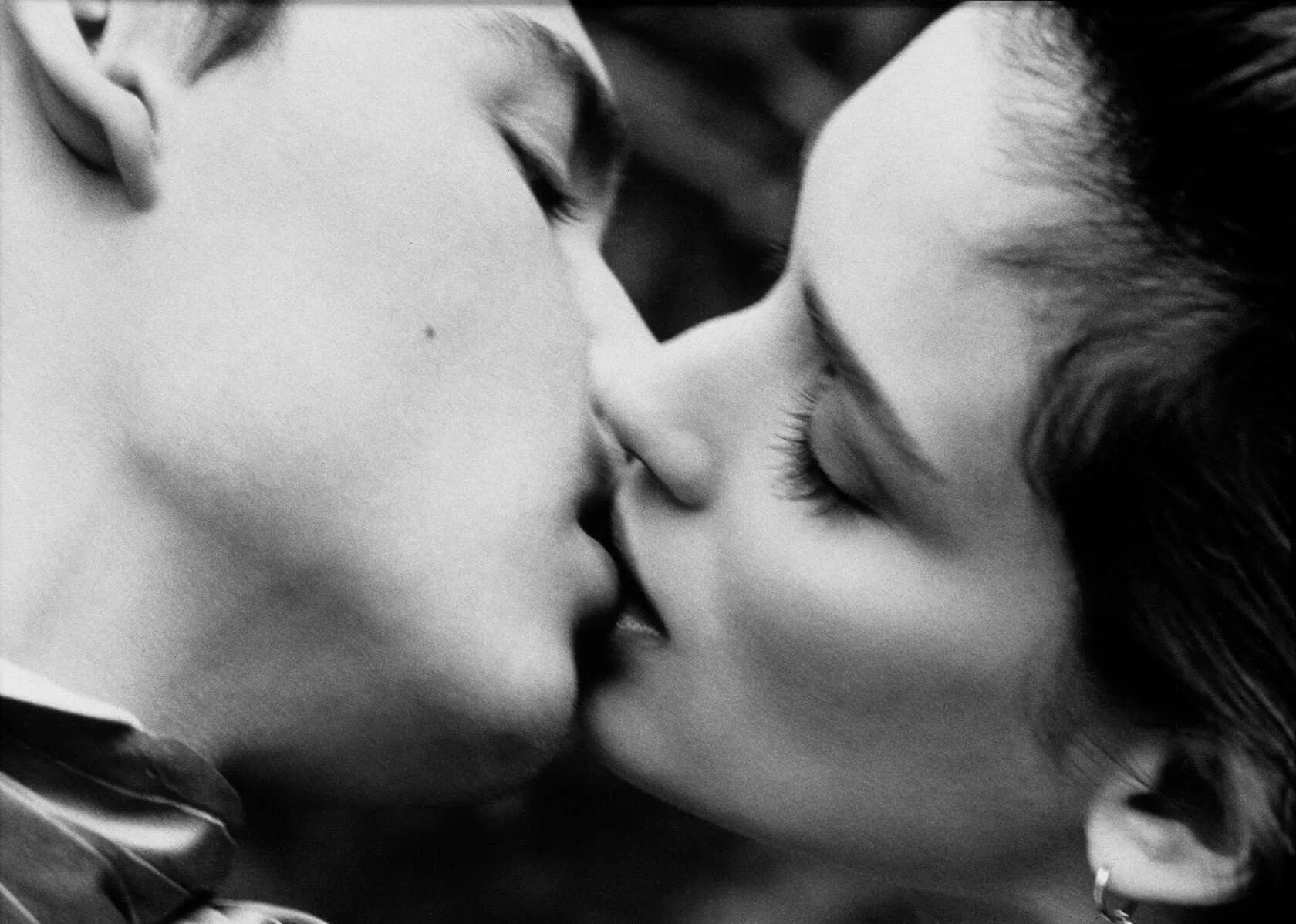 Vampyx kiss. Нежный поцелуй. Поцелуй фото. Красивый поцелуй. Страстный поцелуй с языком картинки.