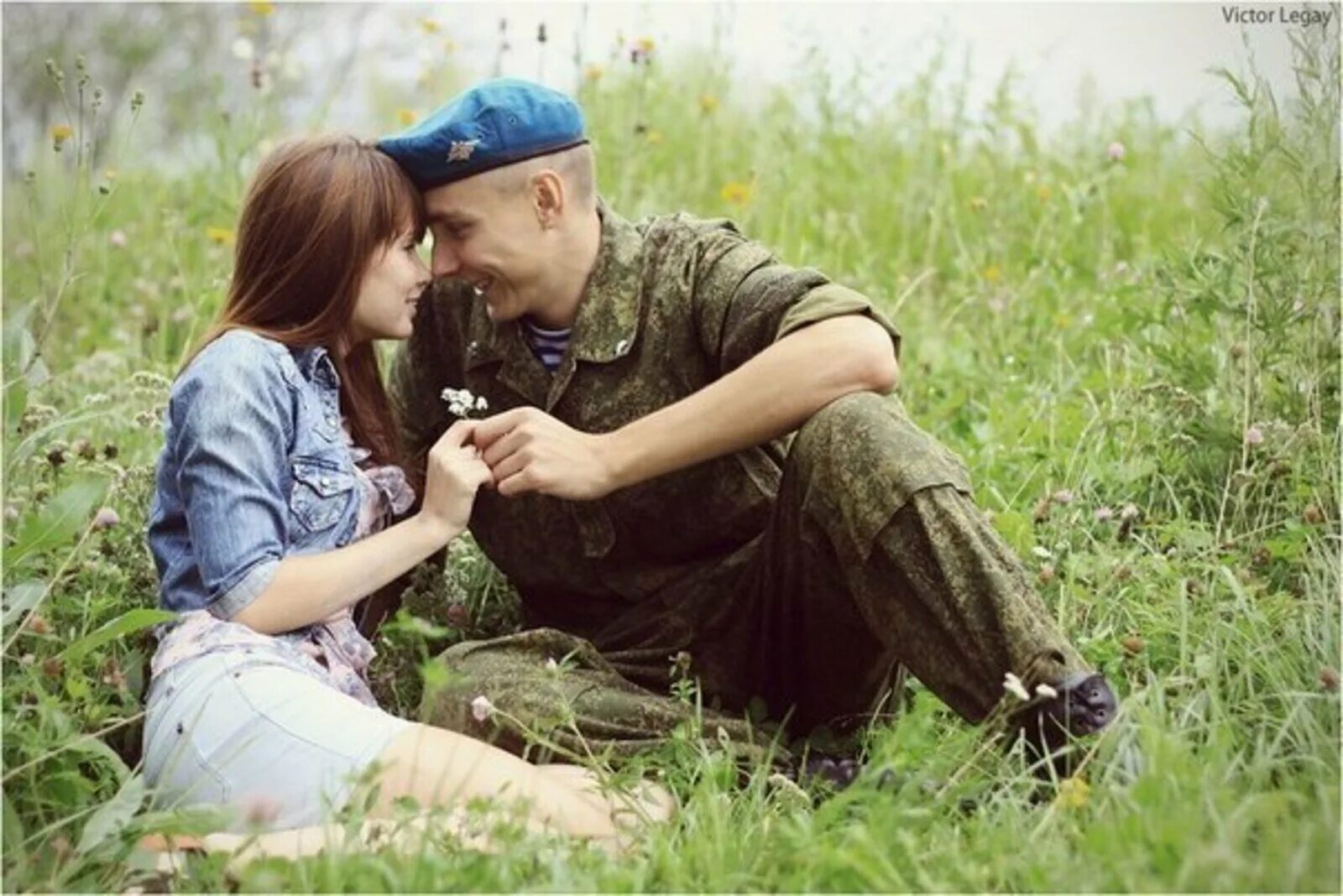 Встреча солдата. Солдат с девокой. Девушка солдат. Солдат фотосессия.