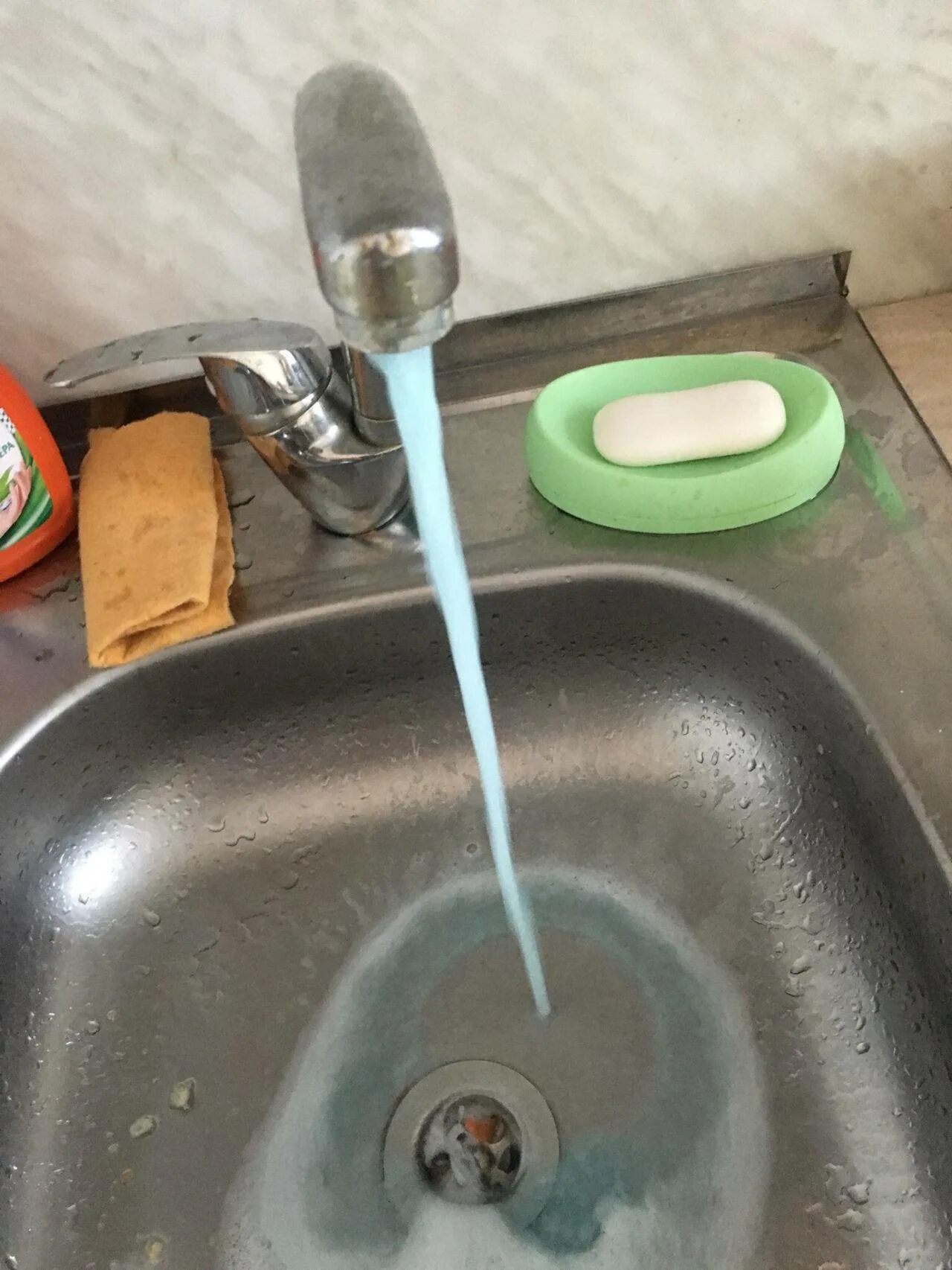 Из холодной течет горячая. Вода из крана. лед из крана. горячая вода. голубая вода из крана.