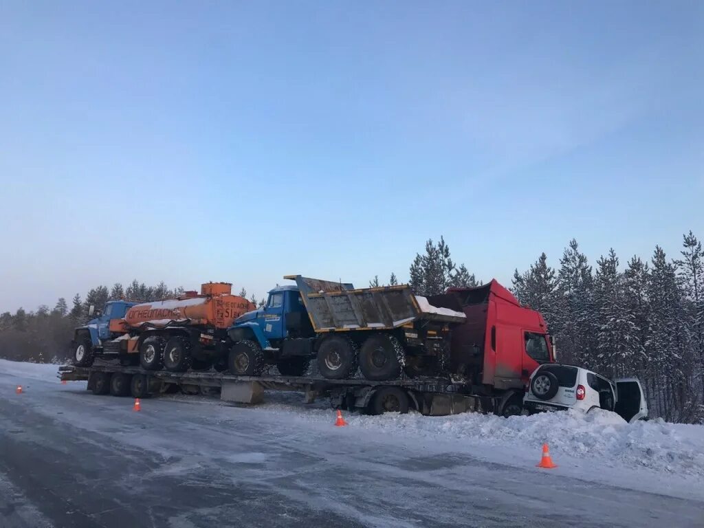 Авария на трассе Сургут Салехард. Авария на трассе новый Уренгой Надым. Надым. Происшествия. Аварии на дорогах.