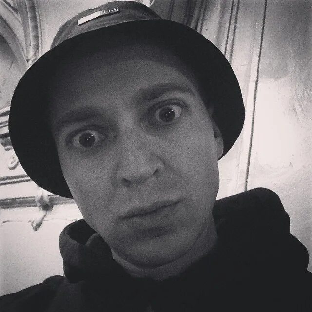 Оксимирон в Панаме. Oxxxymiron в Панаме. Оксимирон в шапке. Оксимирон Дежавю.