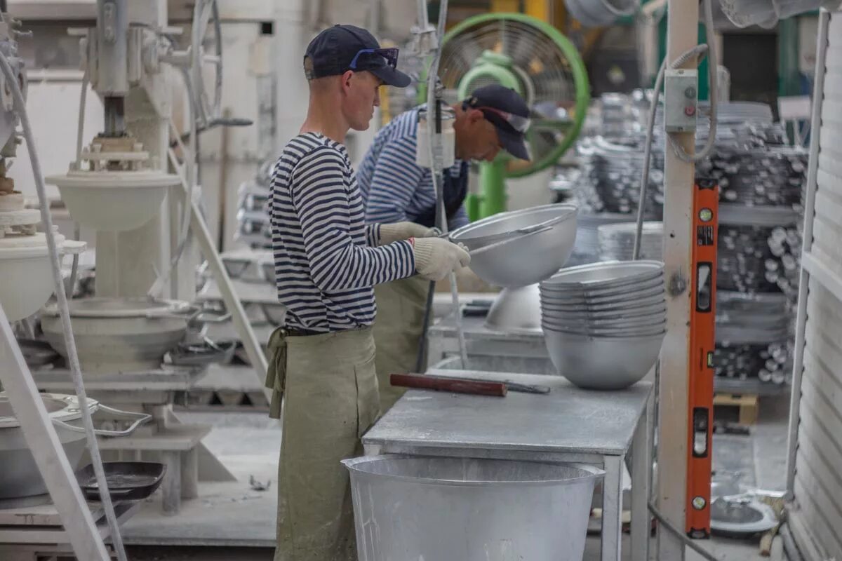 семикаракорский завод керамики. на фабрике посуды 20. на фабрике керамической посуды. на фабрике посуды 20. на фабрике керамической посуды 20 произведенных тарелок имеют дефект.