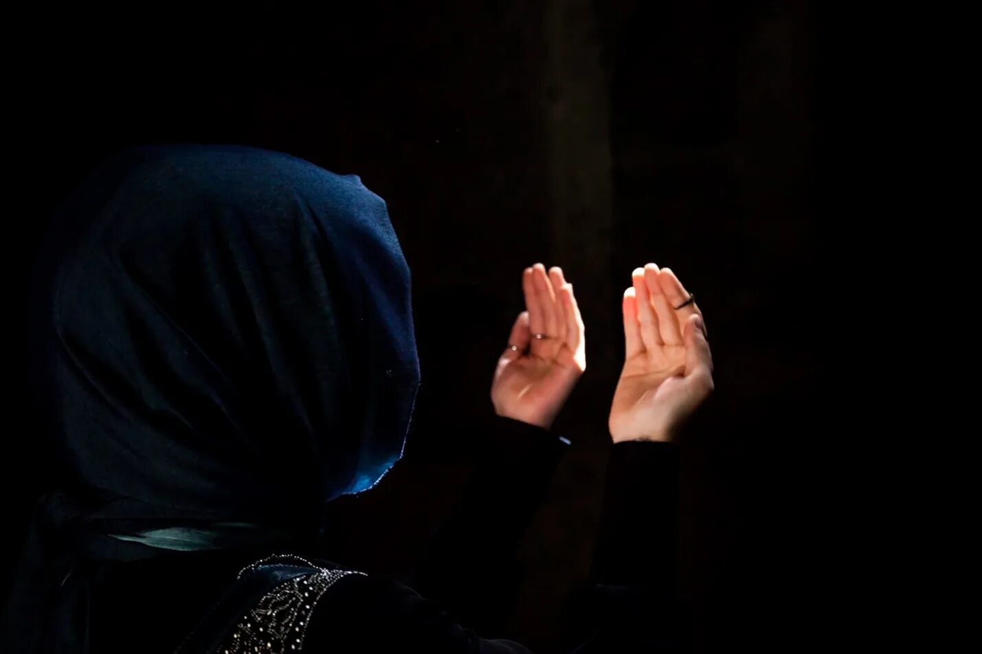 Молитва мусульманских женщин. Дуа Мольба. Мусульманка молится. Ладони в молитве.