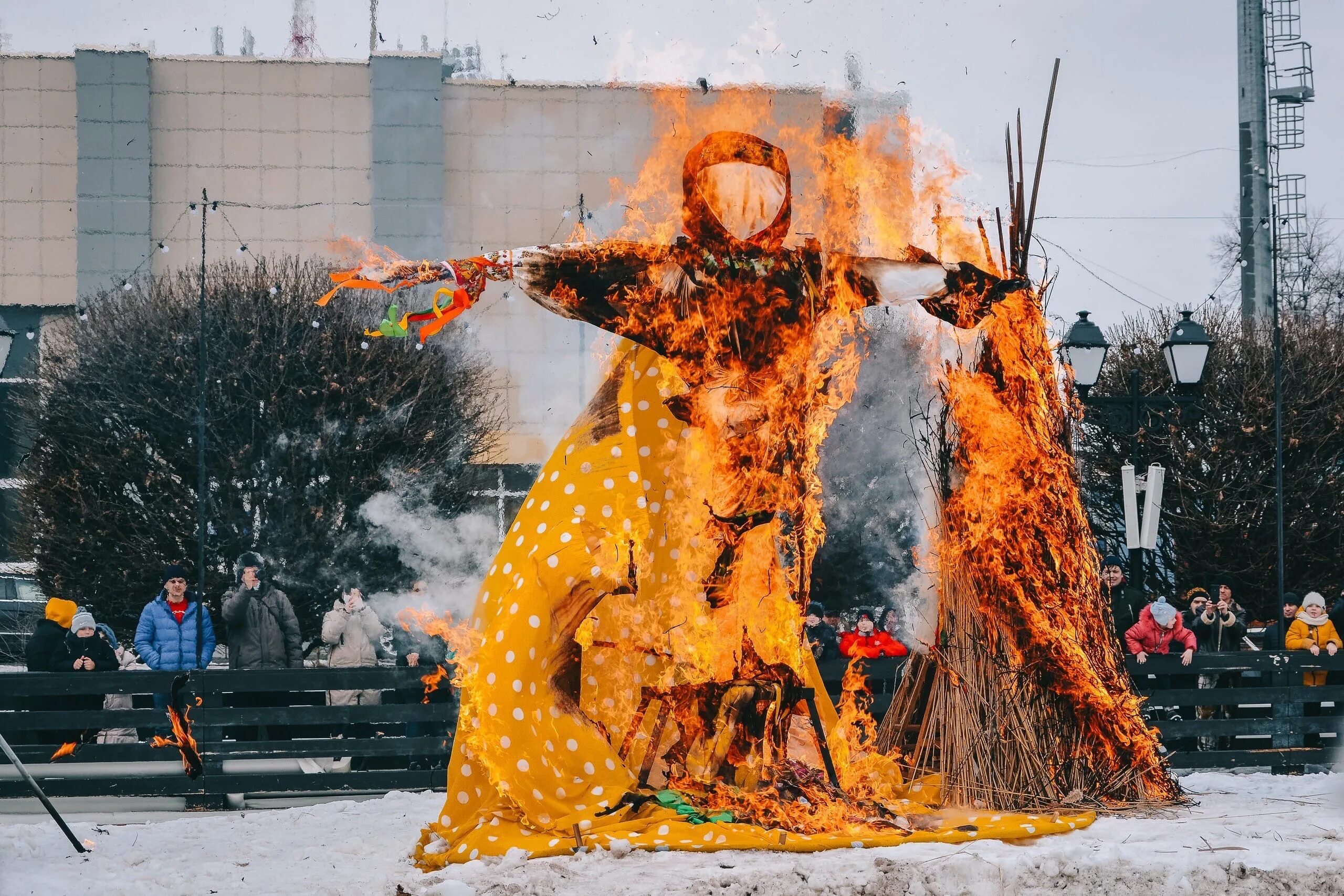 Сжигание чучела на масленицу. Праздник масленица сожжение чучела. сжигание чучела масленицы. сожжение чучела на масленицу.