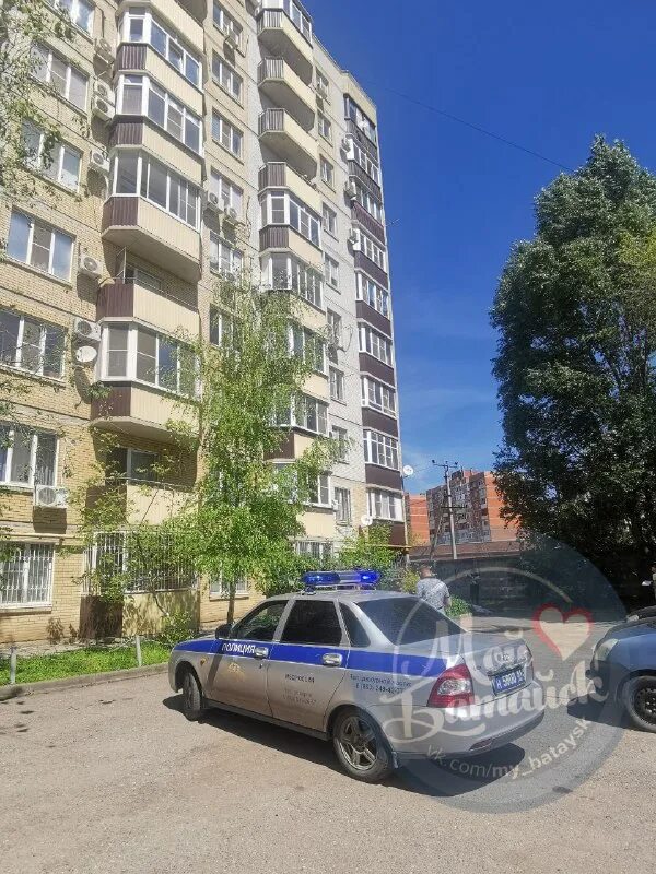 батайск девочка выпала. мать двоих детей выбросилась из окна. в ростове на дону убили девушку. девушка выпала из окна в ростове на дону. многоэтажка.