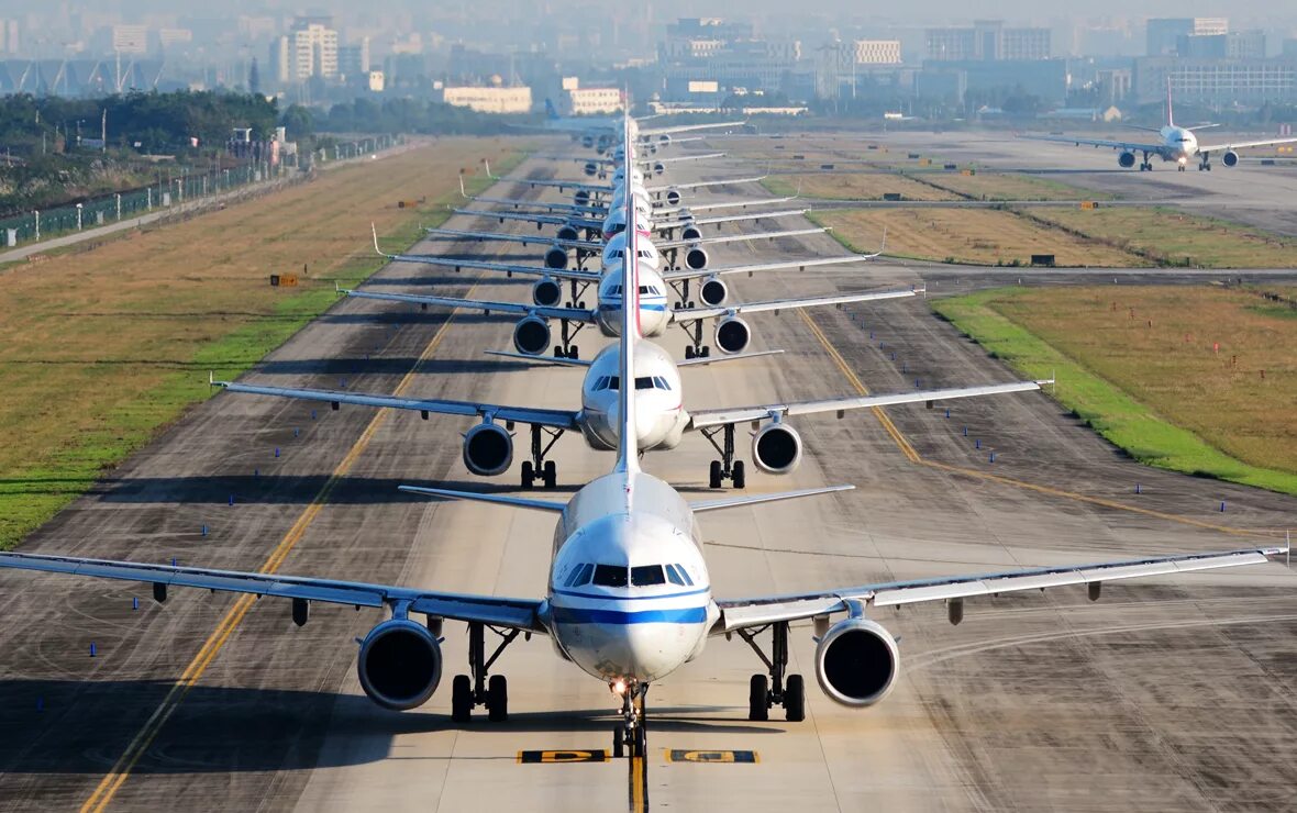 Самое эйр. Много самолетов. Воздушный транспорт. Транспорт самолет. Пассажирские авиаперевозки.
