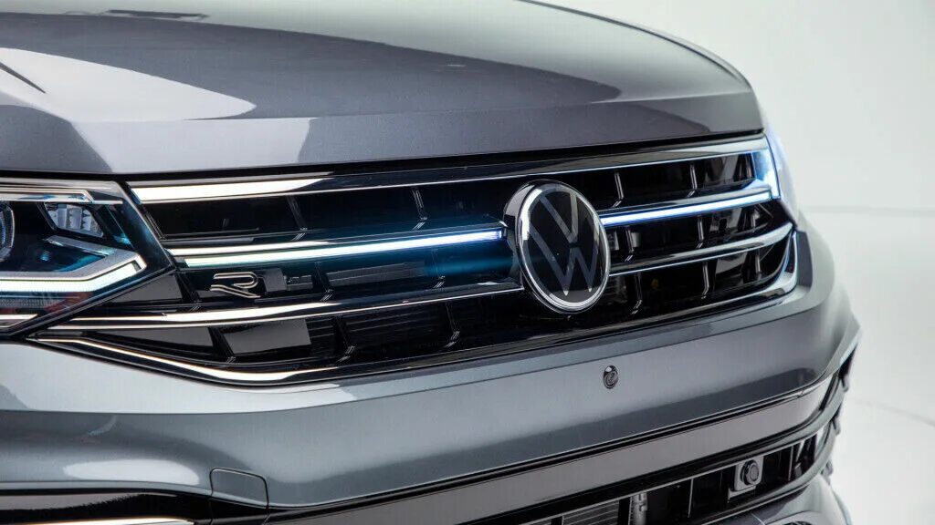 Лед на тигуан. Mid led тигуан 2. Светодиодная фольксваген тигуан. Tiguan respect фары 2021. Светодиодная балка тигуан.