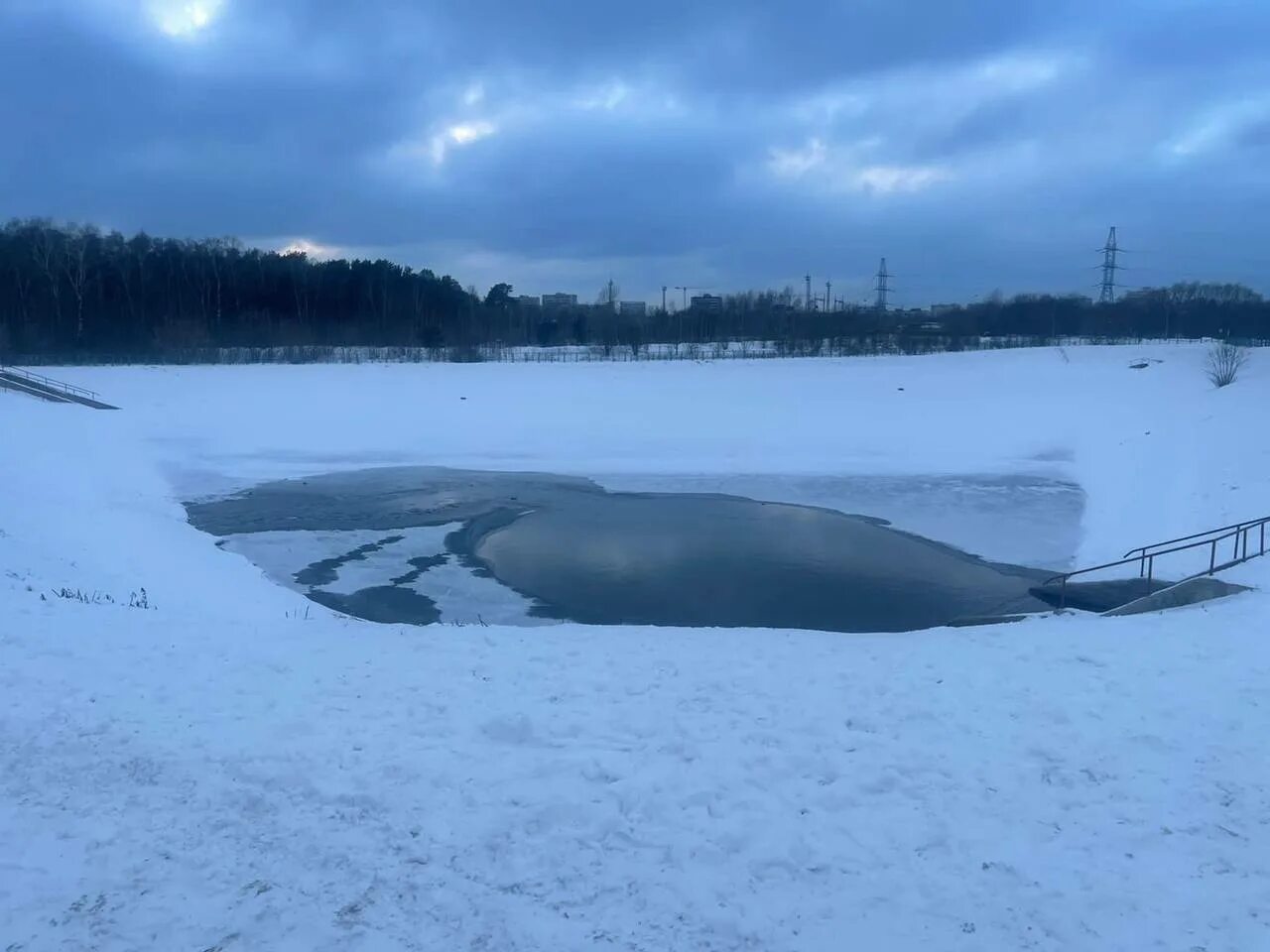 Вода со льдом. Мальчик провалился под лед. Замерзшее озеро. Утонул провалился под лед