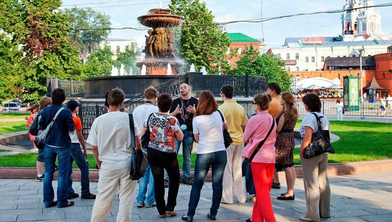 Экскурсионный показ. Пешеходная экскурсия. Городские экскурсии. Экскурсия по городу. Экскурсовод по городу.