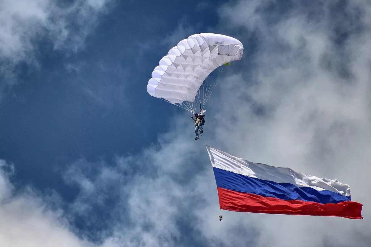 Десантник небо. Парашютисты в небе. Парашют Россия. Десантники в небе. Десантник с парашютом.