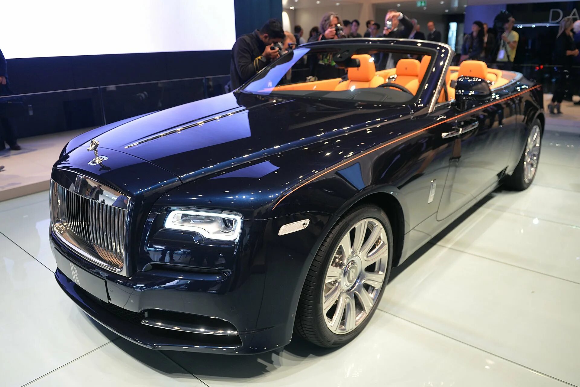 1 rolls royce. Рооз Пойс последняя модель. Rolls Royce Dawn. Роллс Ройс последняя модель. Роллс Ройс кабриолет 2022.