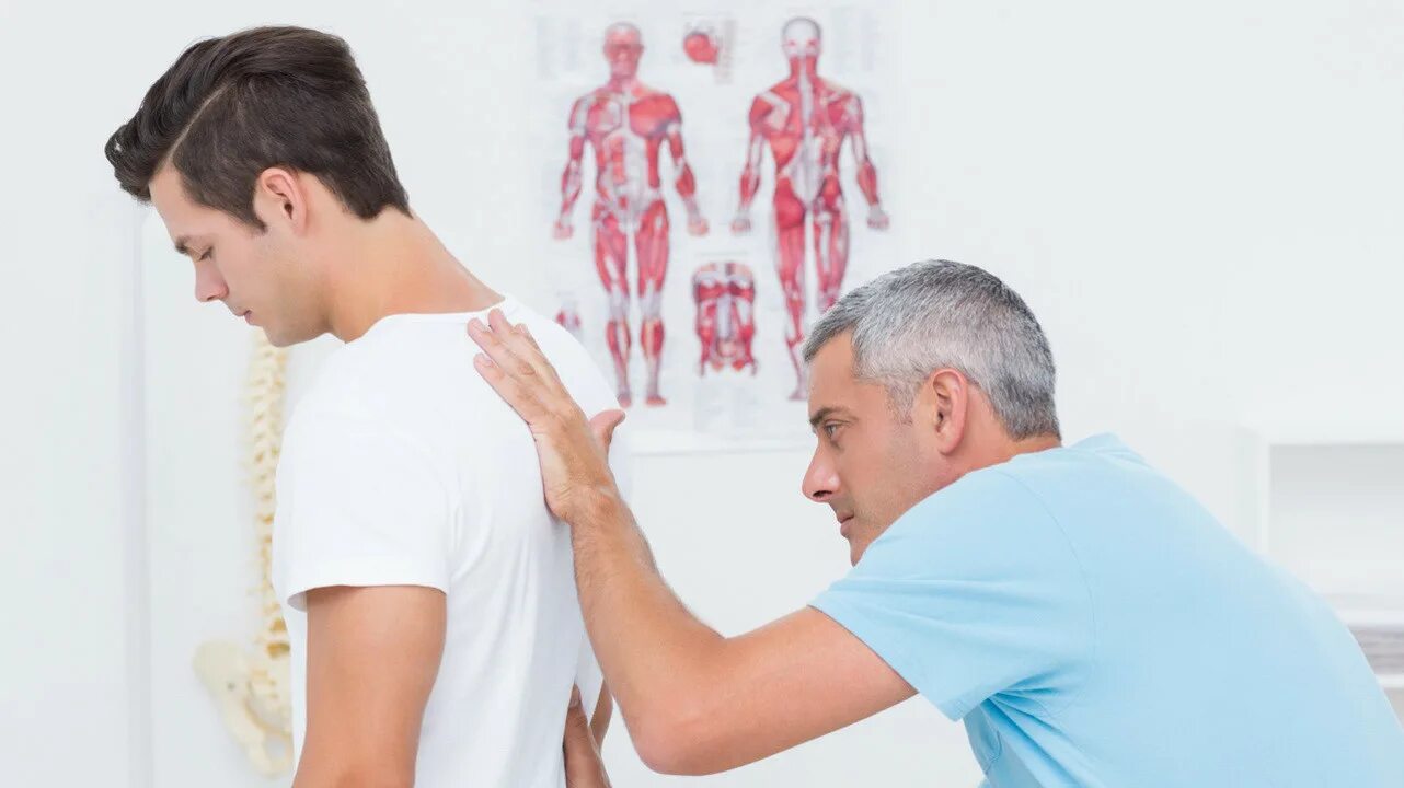Искривление позвоночника сколиоз. Невролог спина. Осмотр детей ортопедом. Обследование позвоночника. Остеохондроз.