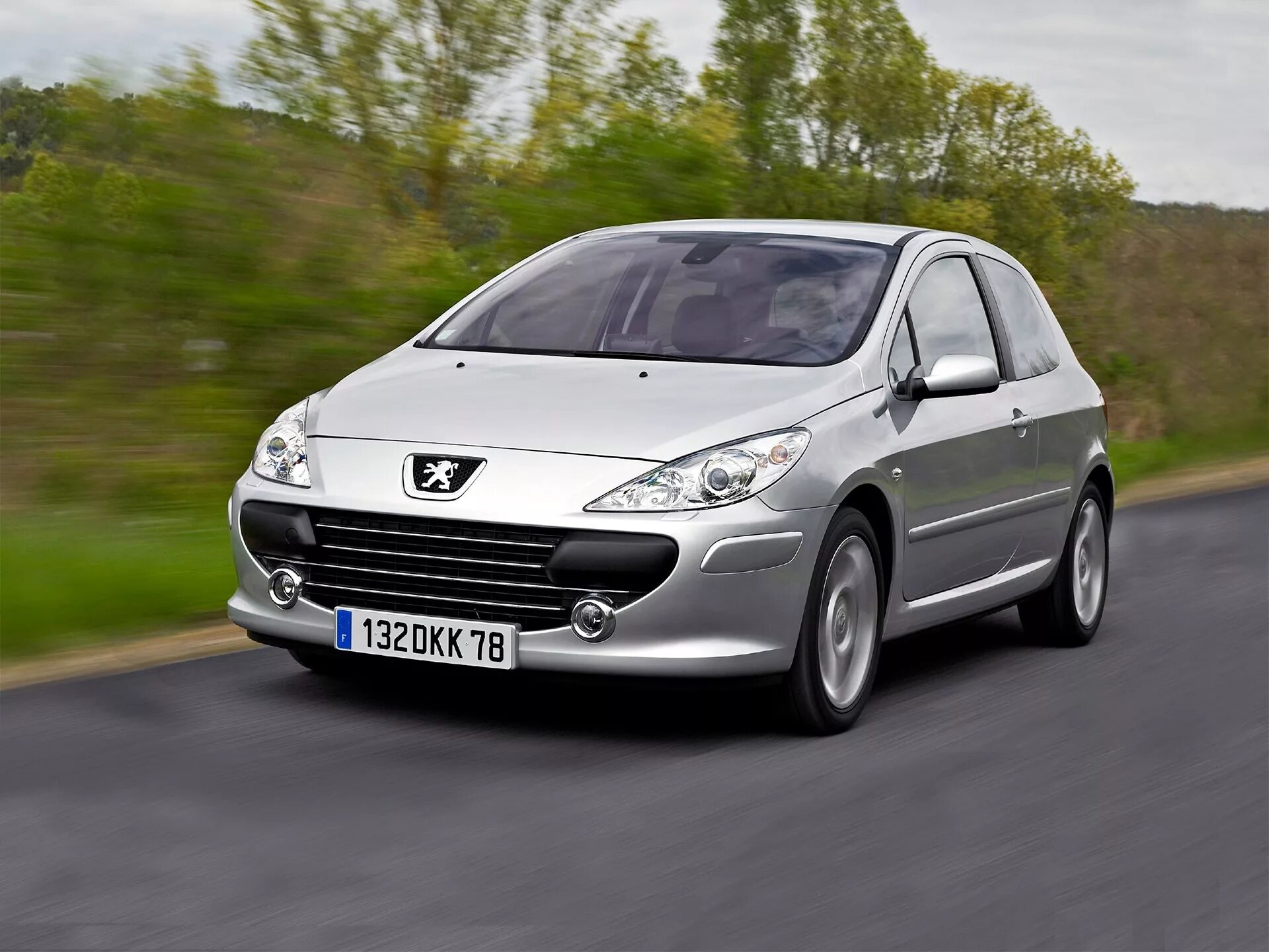 Пежо 307 какие двигатели. Peugeot 307. Пежо 307 седан. Peugeot 307 Hatchback. Peugeot 307 2005.