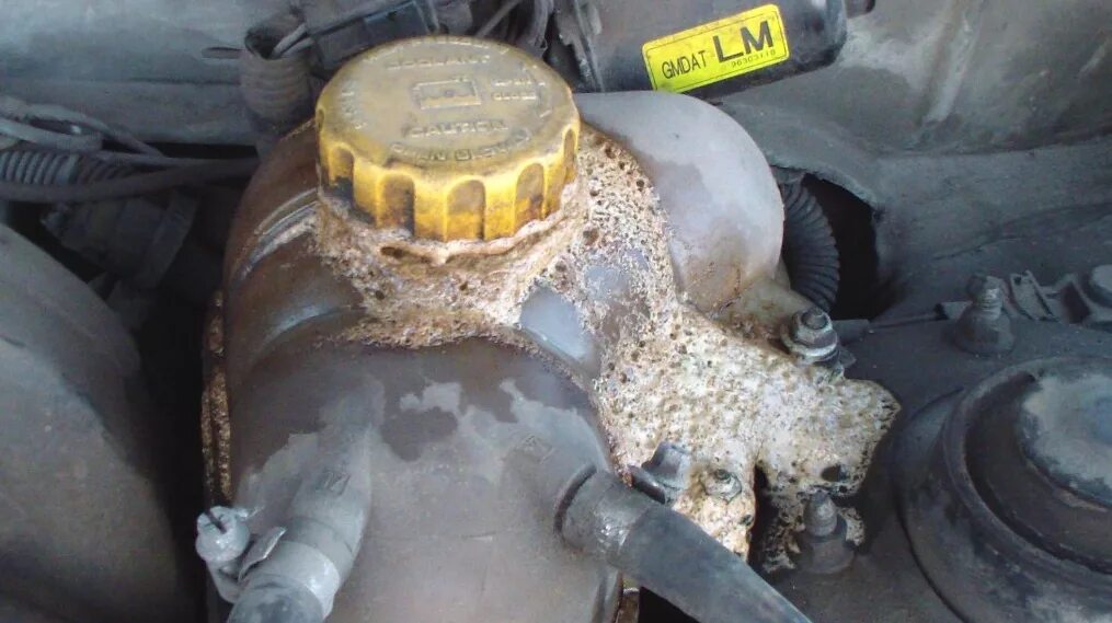 Выкидывает антифриз в расширительный бачок ваз 2110. Охл жидкость вода ваз 2109. Выкипел антифриз. Расширительный бачок лада 2114. Пена в расширительном бачке ваз 2114.