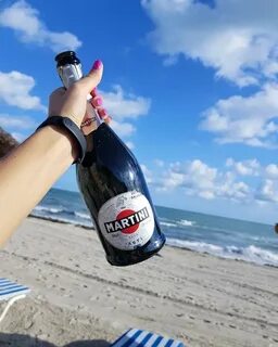 Любовь на машине в руках мартини