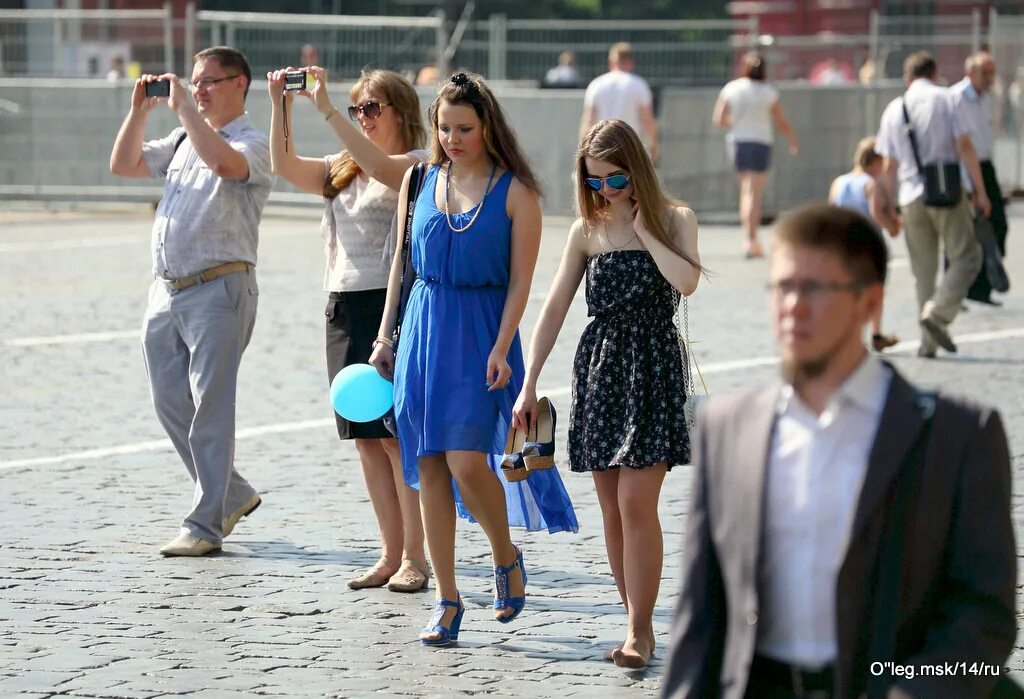 Радостная встреча на улице. Встреча людей на улице. Даю каждому прохожему. Даю каждому прохожему. Прохожие люди.