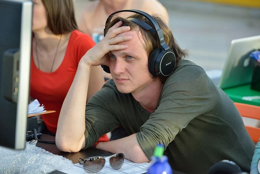 Под смонтированным. Человек монтирует. Режиссер видеомонтажа. Монтаж фильма. Режиссер видеомонтажа.