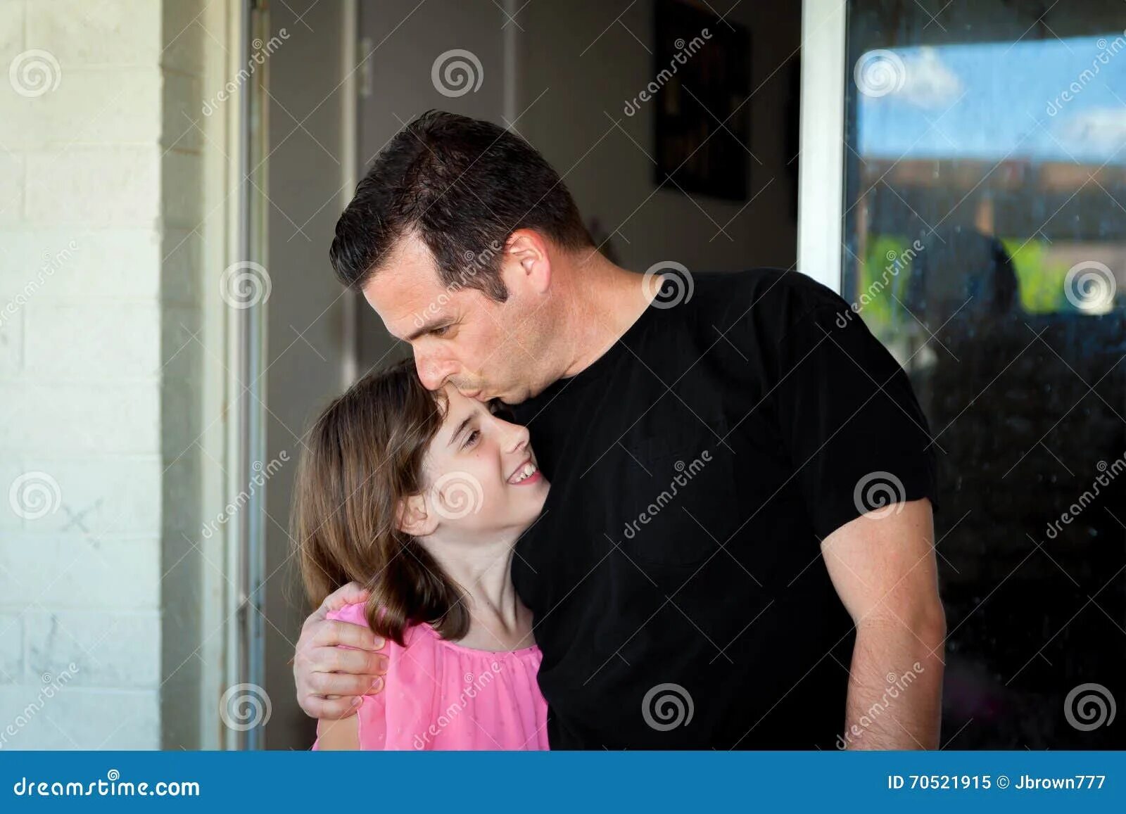 Поцелуй отца и дочери. Поцелуй папу. Отец целует дочь в лоб. Папа с дочкой с языком. Папа дочку после школы