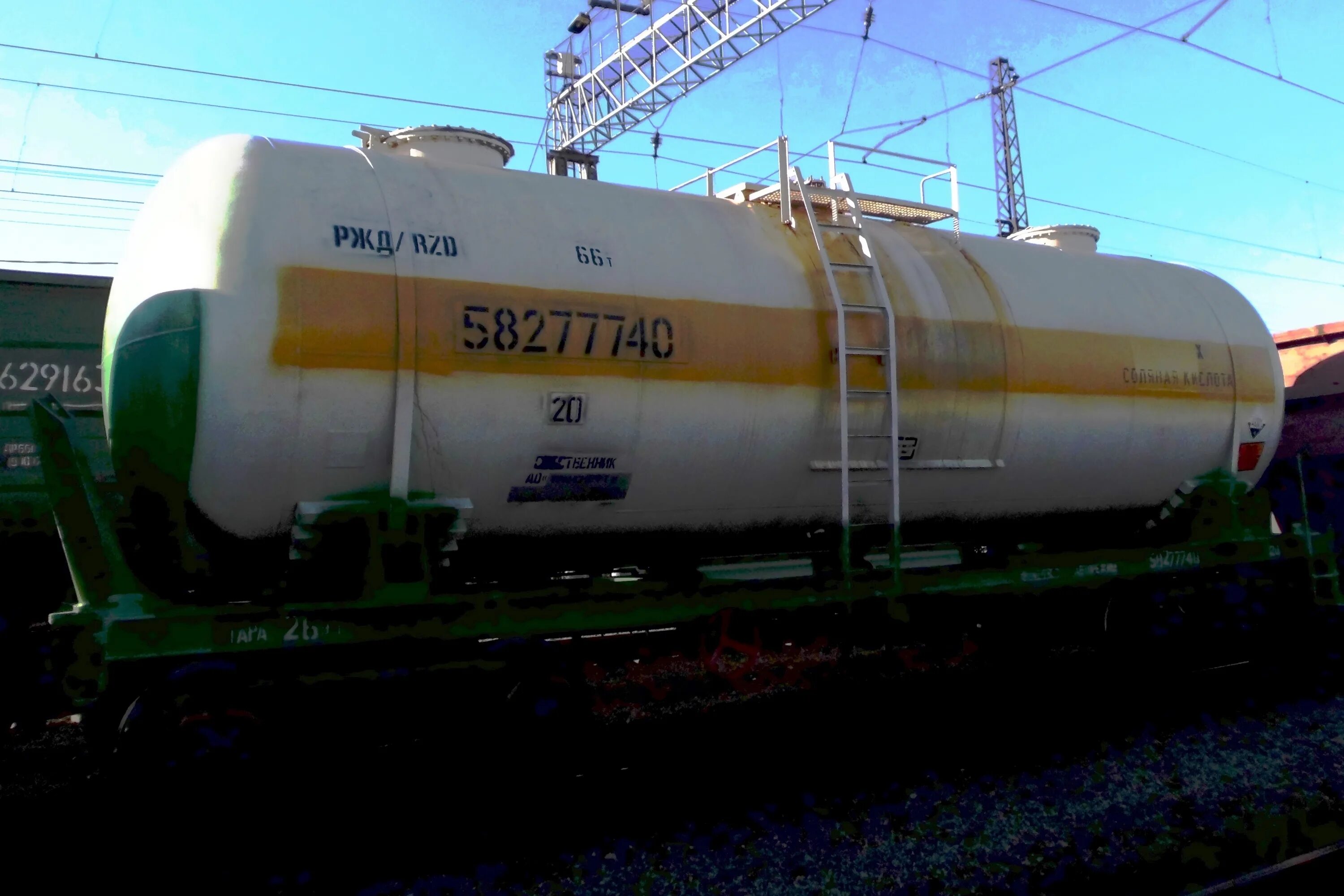 Цистерна соляной кислоты. Цистерна с соляной кислотой. Вагон цистерна модели 15-1230. Вагон цистерна 1230 соляная кислота. Жд цистерна серная кислота.