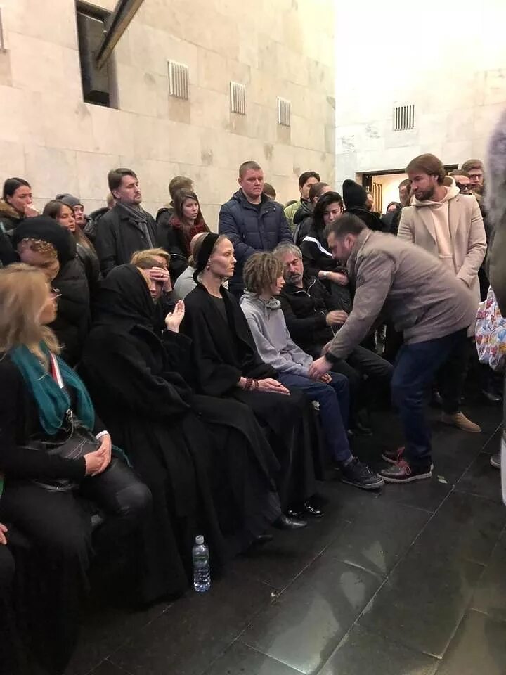 Кирилл толмацкий биография причина смерти фото похороны Отец Децла впервые увидел внука на прощании с рэпером МК