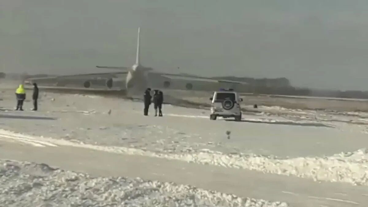 Саранск самолет выкатился. Саранск из самолета. Самолет ан 24 неудачное приземление в варандее. Катастрофа ан-24 в донецке. Неудачная посадка самолета.