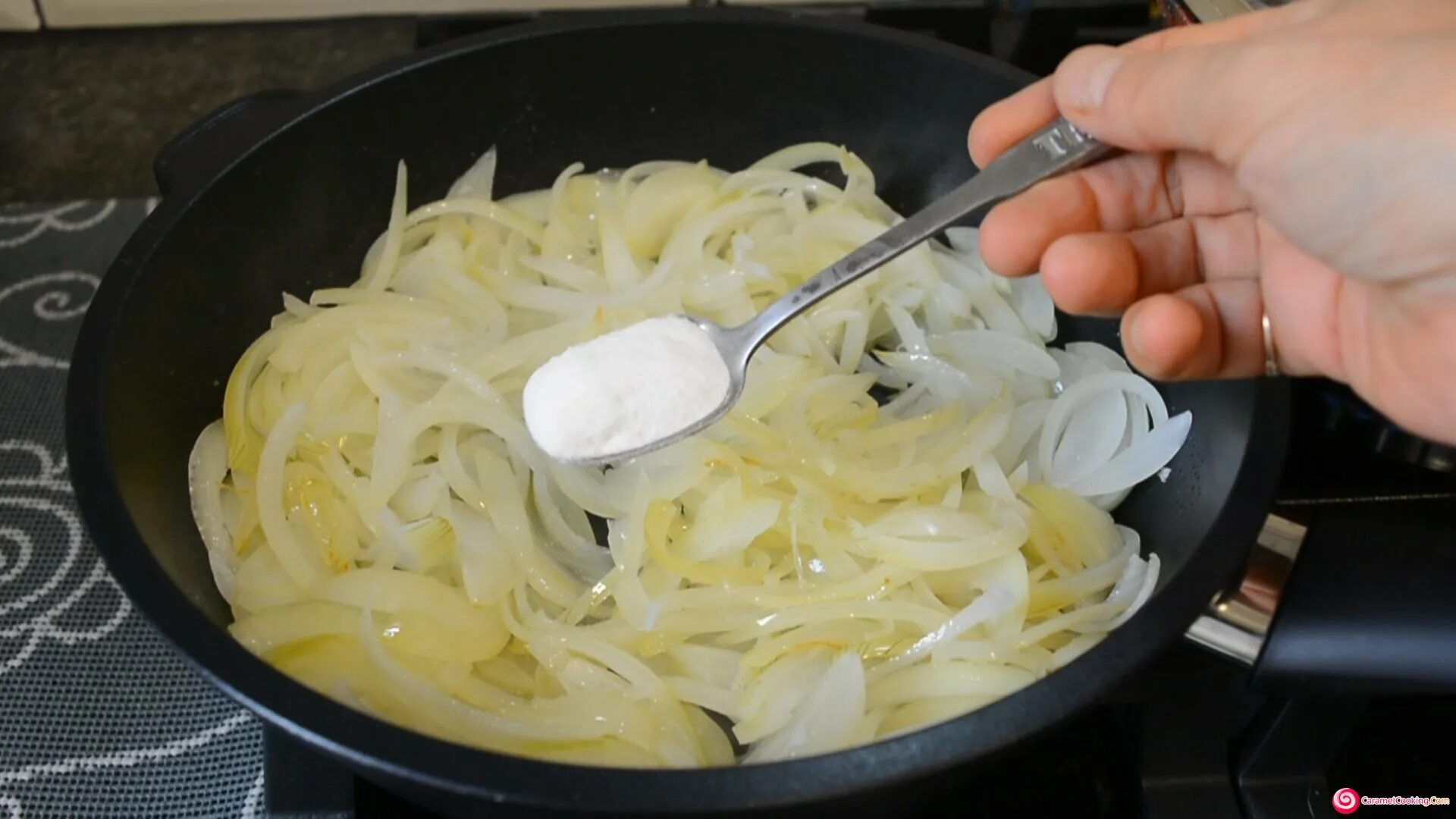 Курица в луке с содой рецепт. Курица в луке с содой рецепт. Курица в луке с содой рецепт. Курица с луком и морковью на сковороде. Жареная курица с луком.