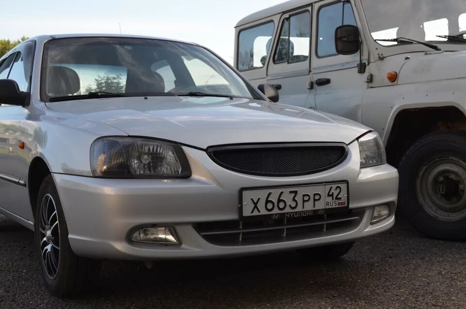 Accent решетки. Hyundai accent решётки. хендай акцент без решетки. решетка радиатора хендай акцент.