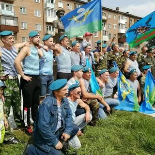 Расплескалась синева