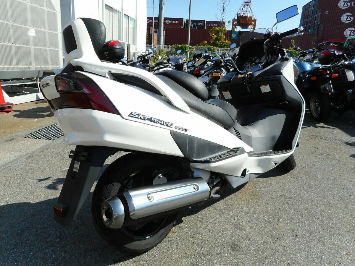 Музыка на suzuki skywave 400. Макси скутер сузуки 400. Что лучше ямаха или сузуки. Что лучше ямаха или сузуки. Что лучше ямаха или сузуки.