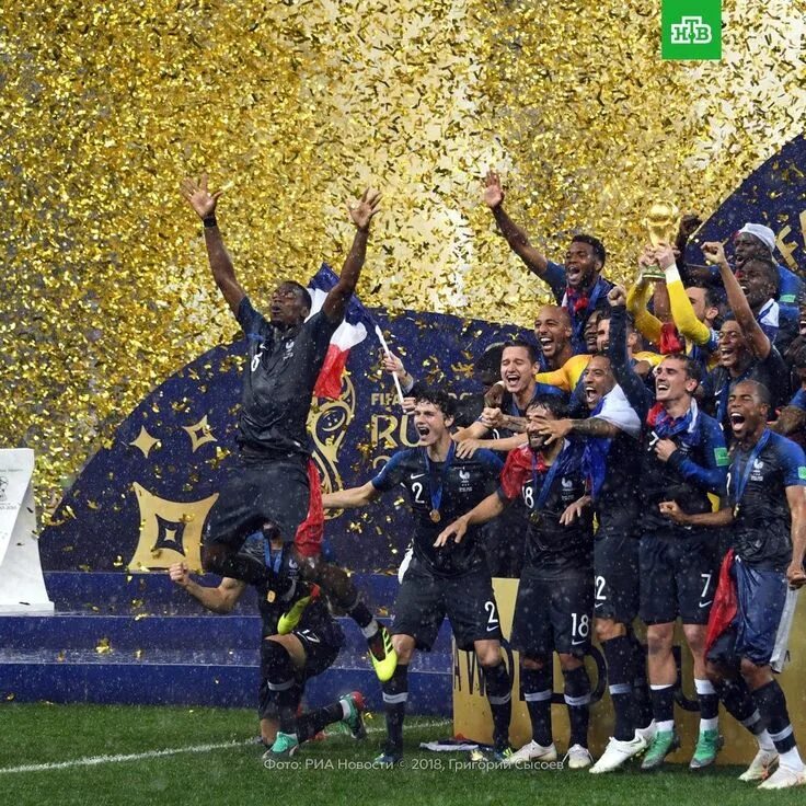 Победитель футбола 2018. Франция чемпион 2018. франция победитель чм 2018. награждение франции на чм 2018.