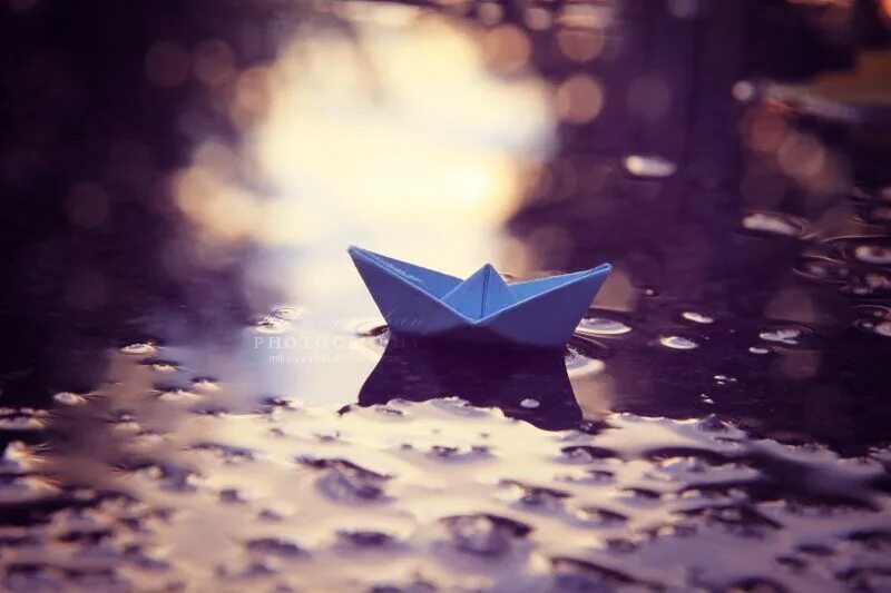 Бумажный кораблик плывет. Бумажный кораблик. Бумажный кораблик в ручье. Бумажный кораблик в реке.
