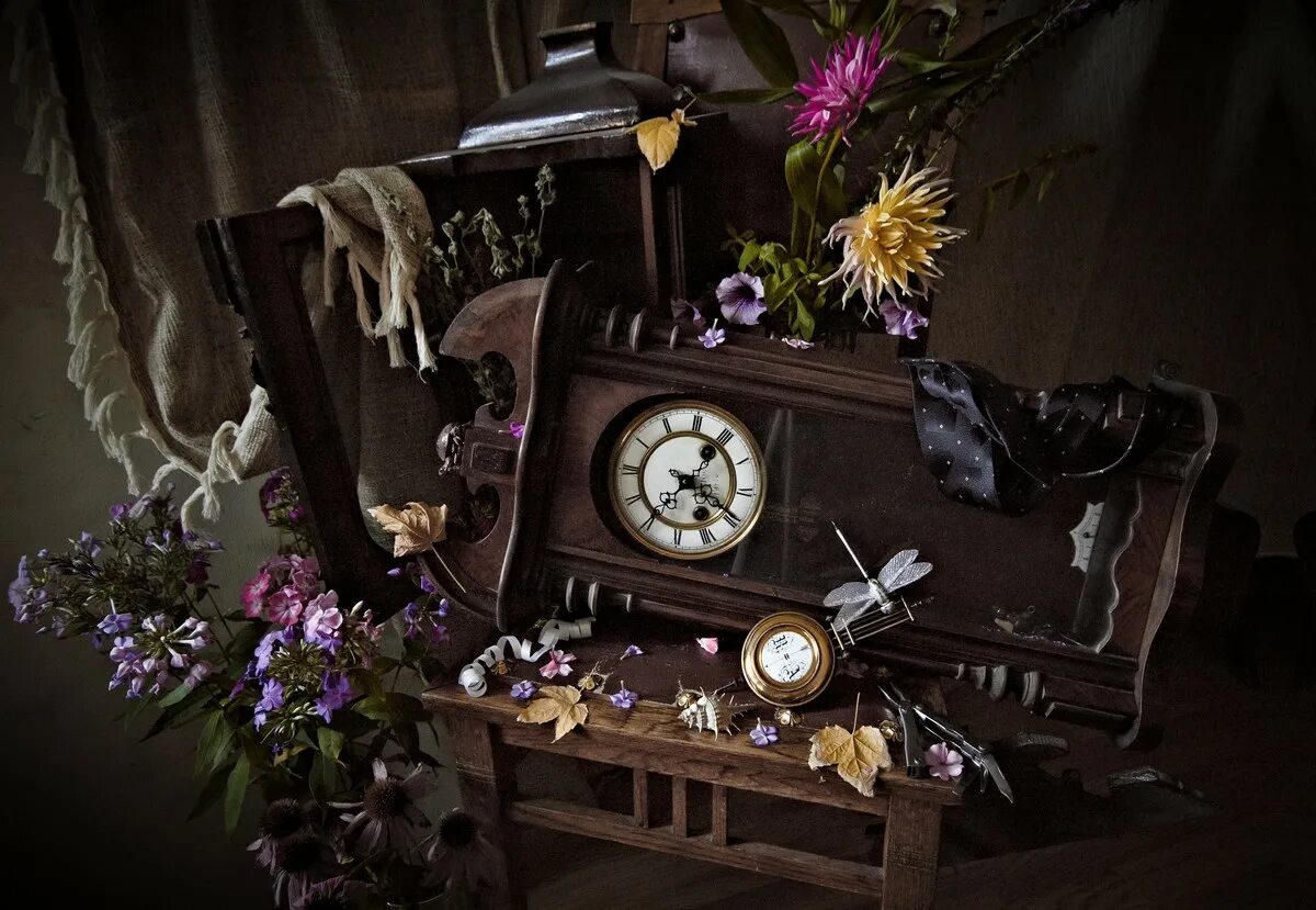 Натюрморт с часами. Старинные часы. Натюрморт со старыми вещами. Натюрморт со старинными часами.