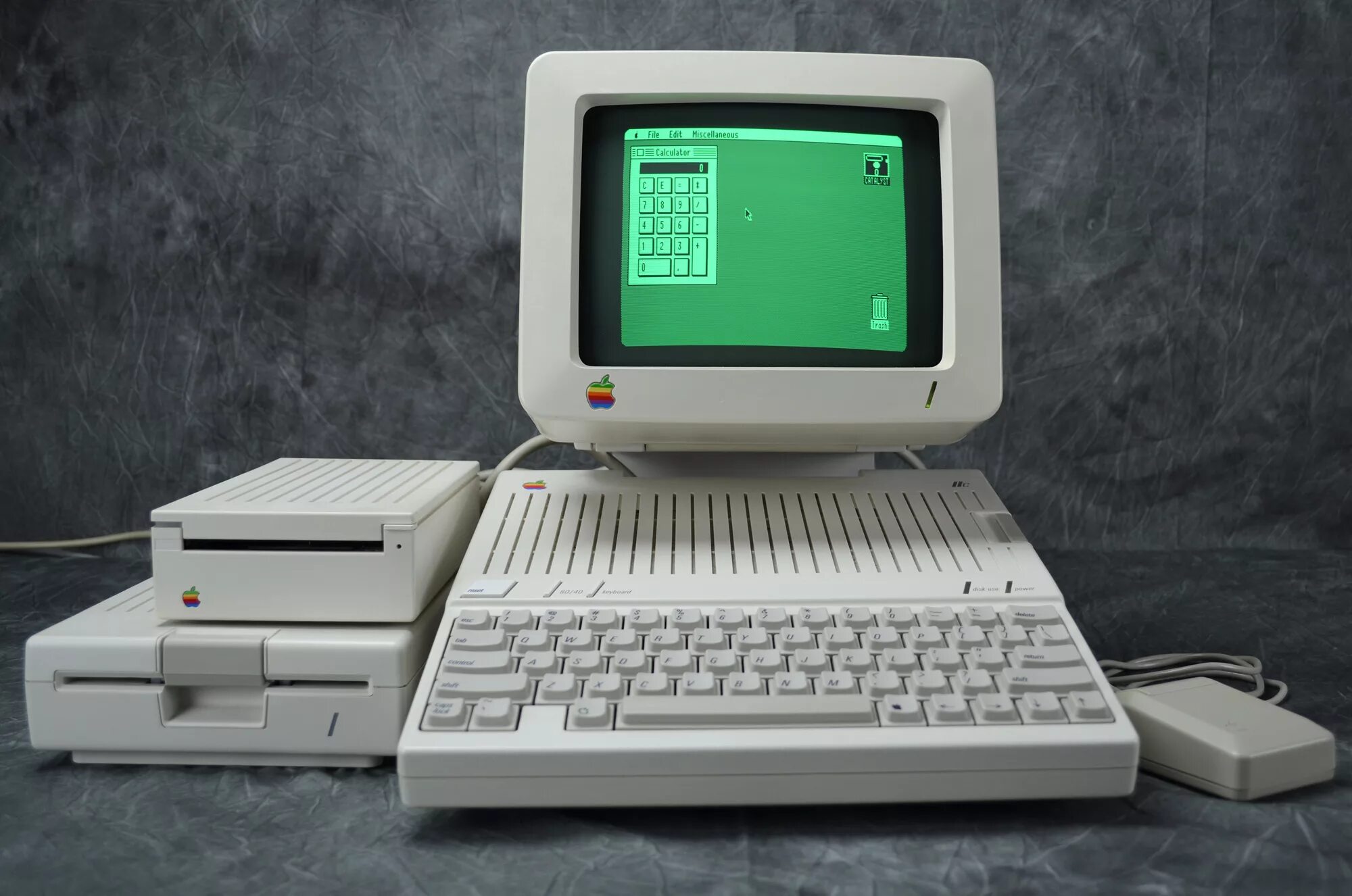 Apple Computer 2. 4 Поколение ЭВМ эпл. Apple II 1977. Эппл 2 компьютер 1977.