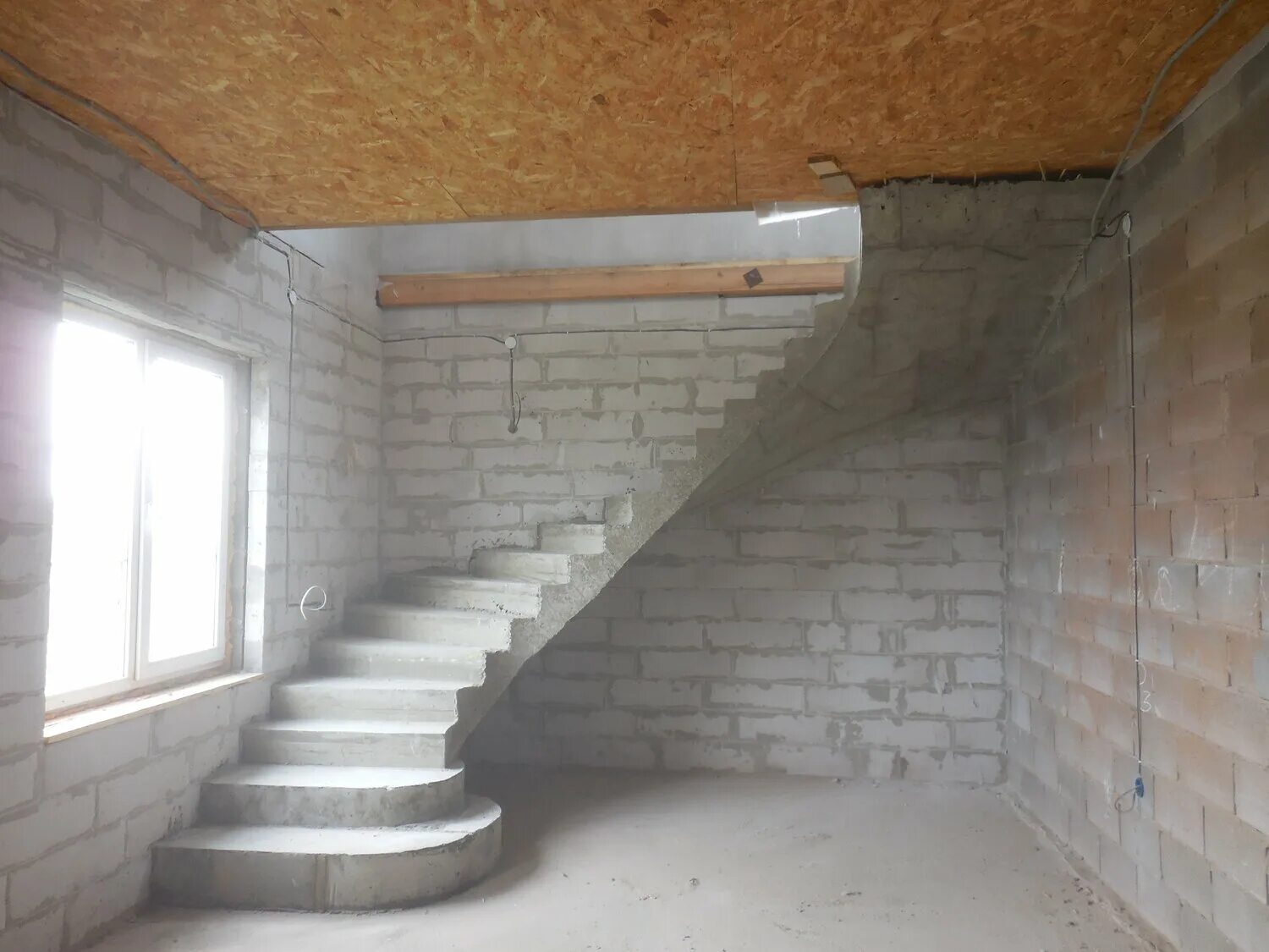 Бетонная лестница доме второй этаж. Лестница бетонная 2 этаж примыкание. Бетонная лестница на второй этаж. Лестницы бетонные монолитные. Монолитная лестница.