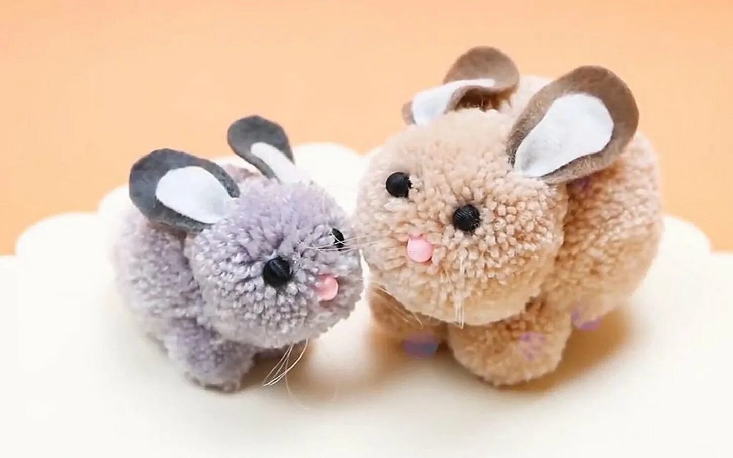 Зверушки из помпонов. Новогодняя игрушка зайчик из помпона. Игрушка из помпонов зайчик. Зайчик из помпончиков. Зайки из ниток.