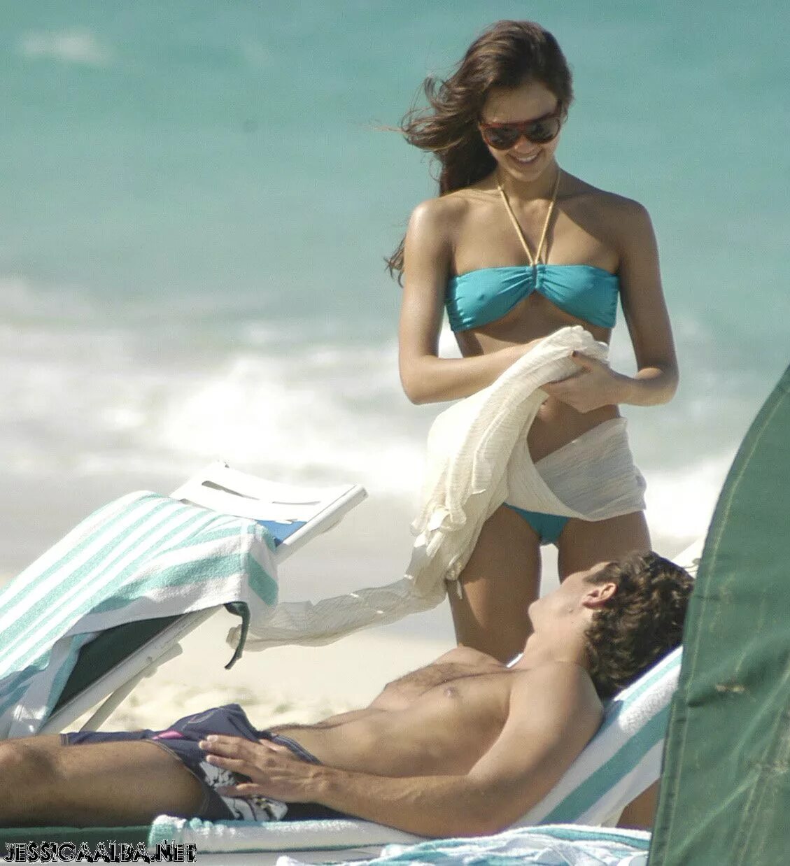 Непристойный пляж. Джессика альба с мужчиной. Прикол когда утром проснулся. Вижу девушку и встает. Знаменитости в неловких ситуациях.