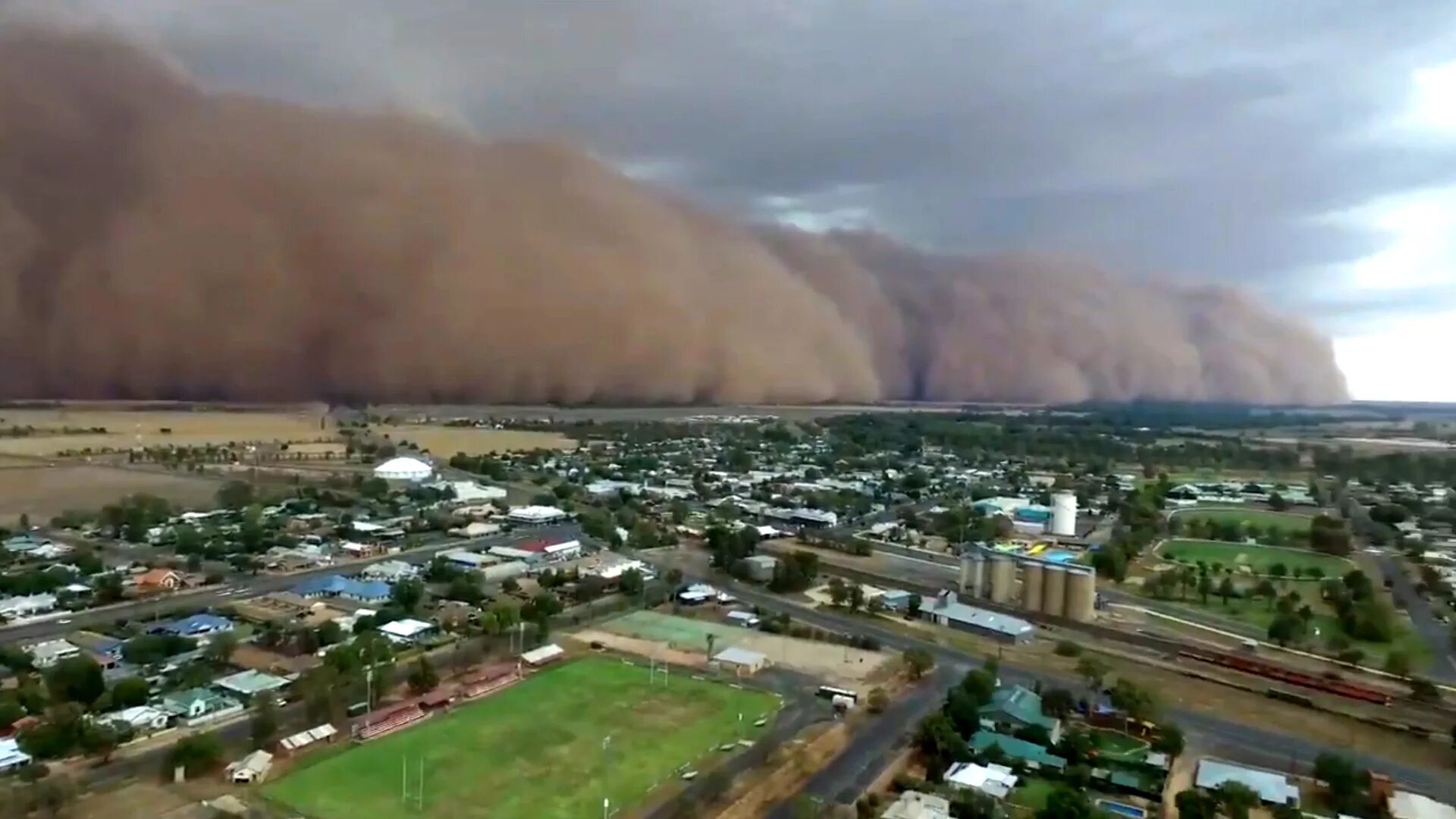Пыльный город где то. Самум Песчаная буря. Песчаная буря в Австралии. Пылевая буря в Австралии. Песчаная буря в Австралии 2009.