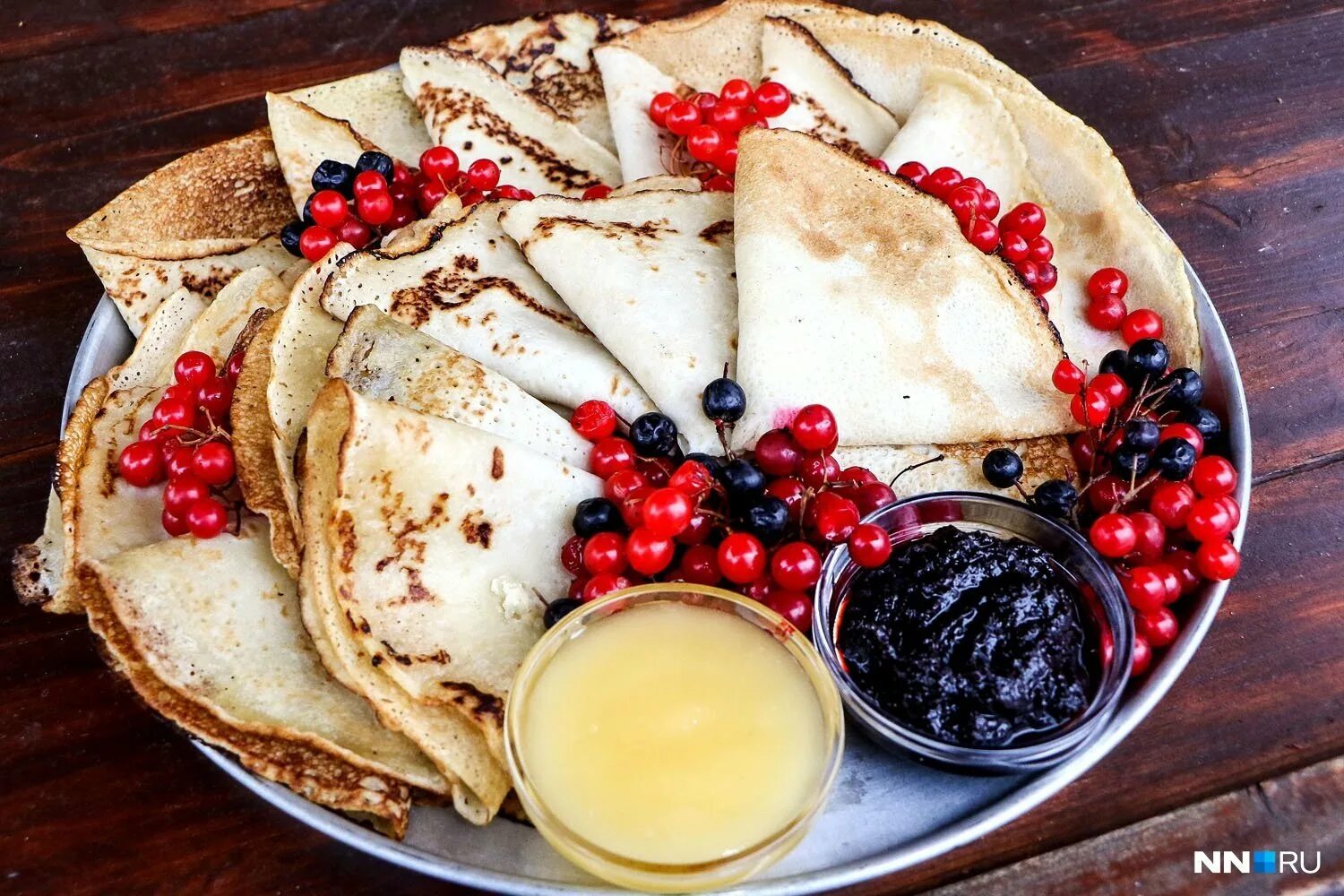 с чем есть блины на масленицу. масленица. блинная масленица. стопка блинов. блинчики на масленицу.