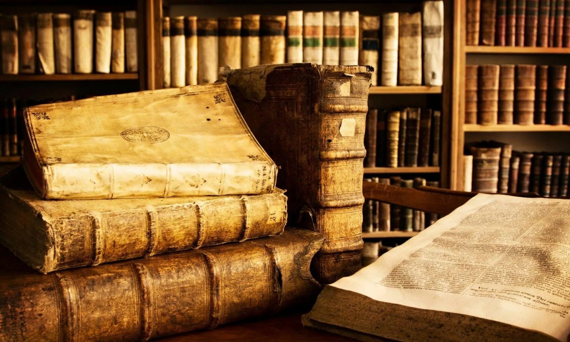 Изображение истории. Старинные книги. Старинная библиотека. Древние книги. Старинная книжка.