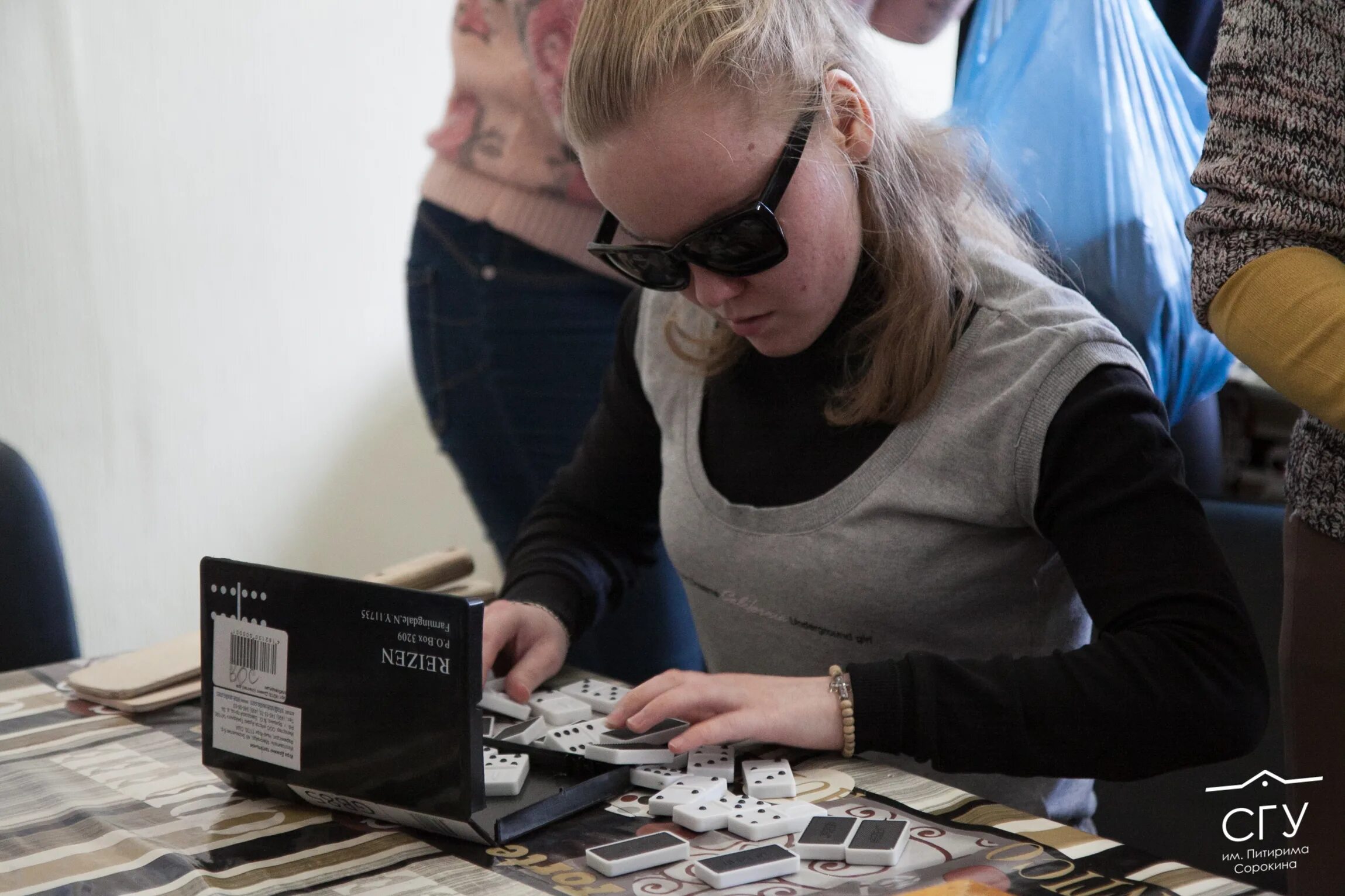 Занятия тифлопедагога с дошкольниками. Пк для инвалидов по зрению. Лепка со слепыми детьми. Работа со слепыми. Работа со слепыми.