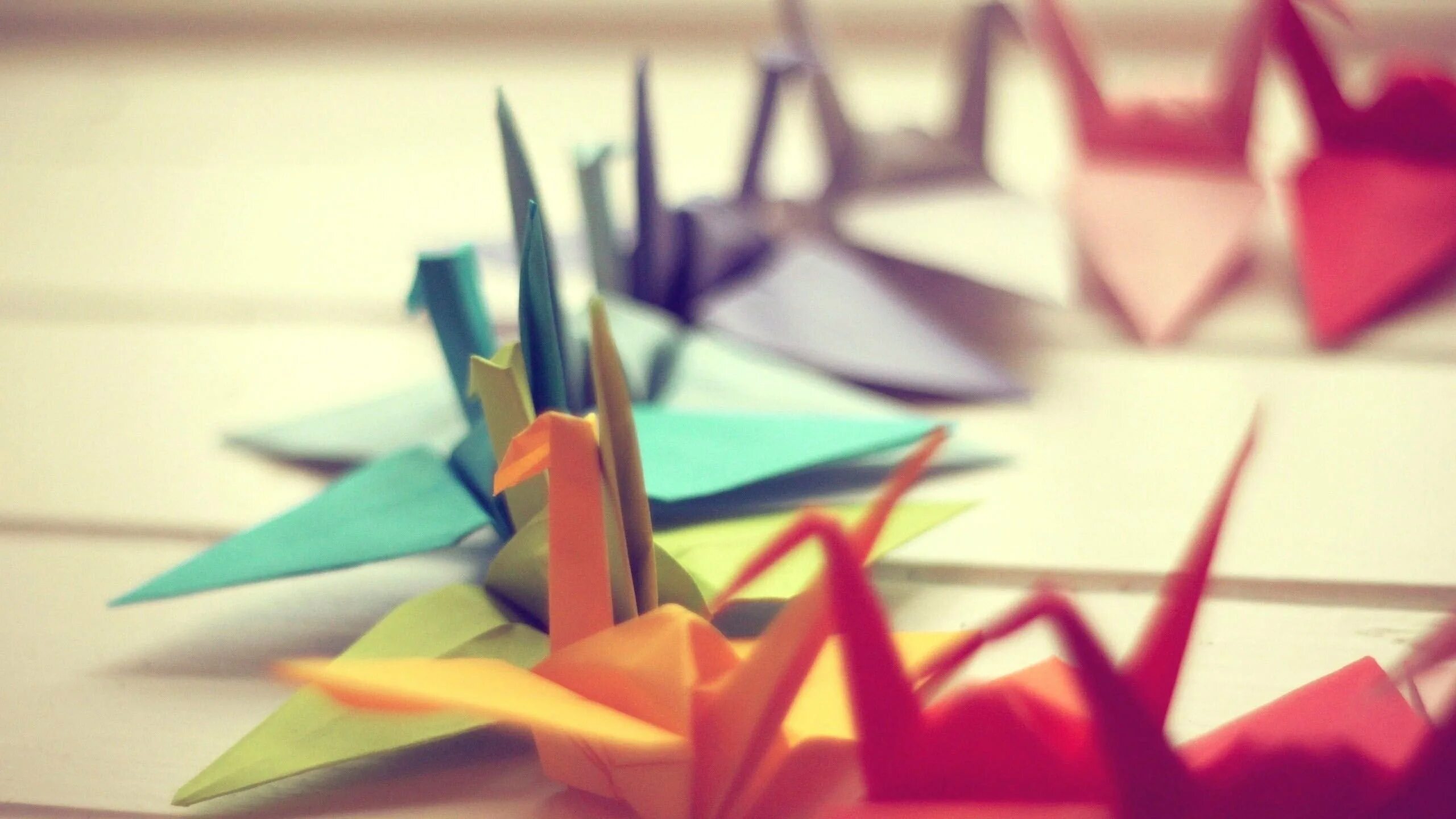 Бумажные картинки. Оригами. Разноцветные бумажные Журавлики. Оригами Журавлик. Оригами фон.