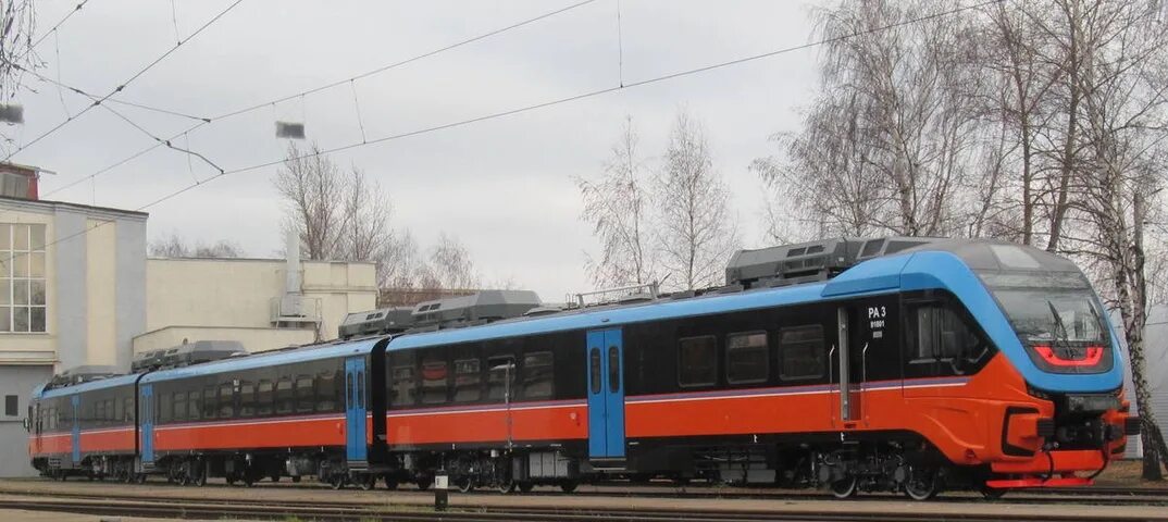 Электричка Нижнекамск Ижевск. Рельсовый автобус Ижевск Нижнекамск. Вокзал Ижевск Нижнекамск. Сдвоенный поезд.