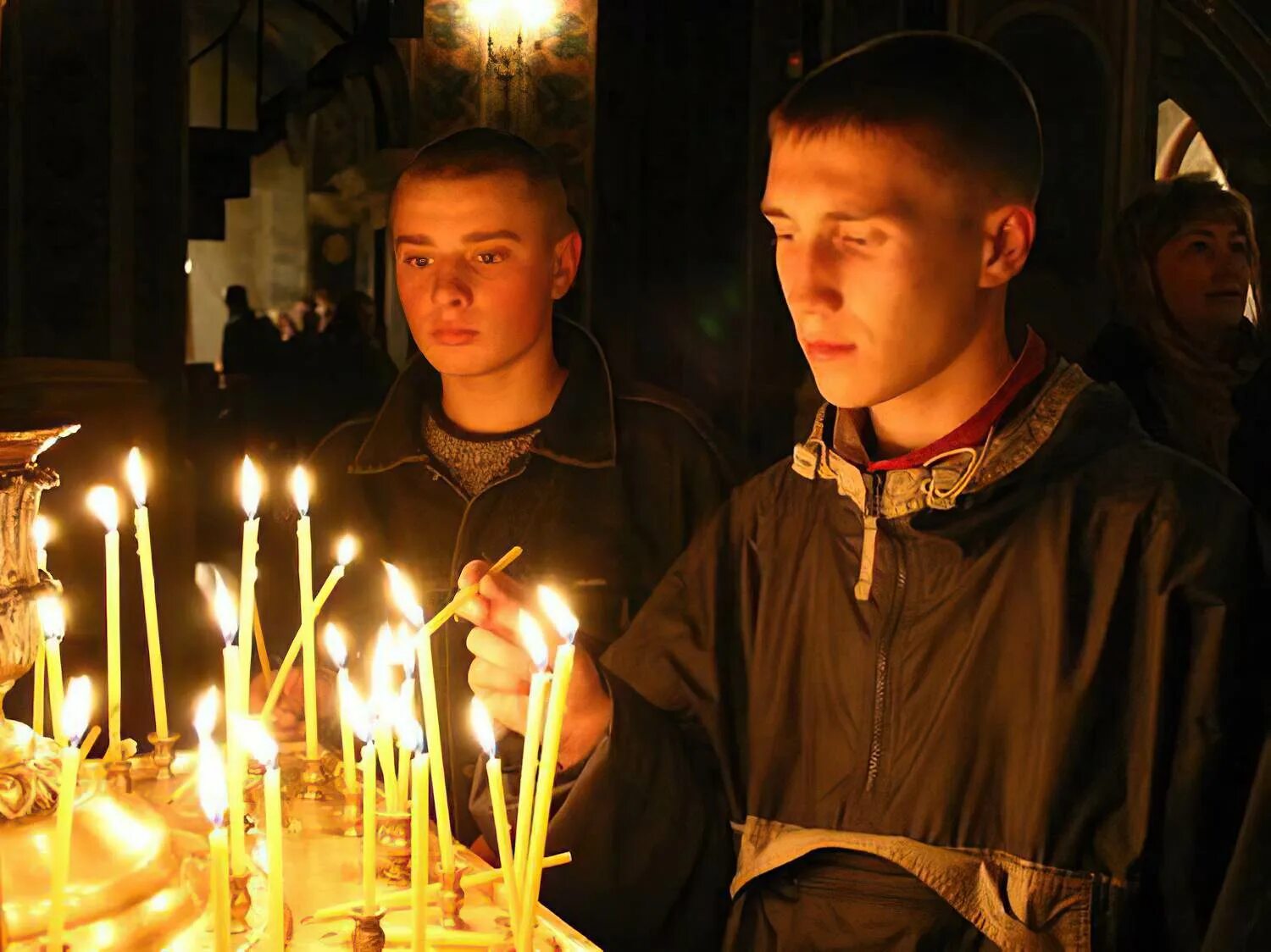 Верующий это. Молодежь в храме. Молодые люди в церкви. Православие и молодежь. Молодёжь в православном храме.