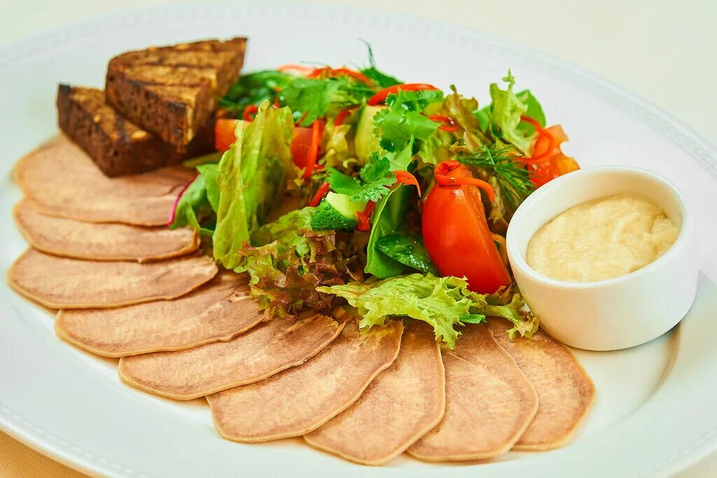 говяжий язык со сливками. язык с грибами в сливочном соусе. язык в сливочном соусе. язык под сливочным соусом. говяжий язык в сметанном соусе.