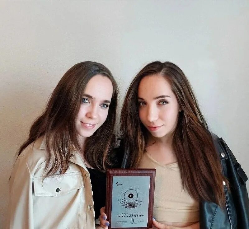 Дуэт сестры. Сестры каратыгины. Сестры каратыгины. Ксения каратыгина. Сестры каратыгины евгения и ксения.